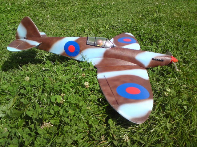Sehr geehrter Herr Causemann,
anbei ein paar Fotos meiner Spitfire welche aus der �T�te Depron� entstand, die ich bei Ihnen gekauft habe.
Sie hatte heute ihren Jungfernflug�. Gelungen! Mit freundlichen Gr��en
Christian H�usler ch.haeusler@arcor.de