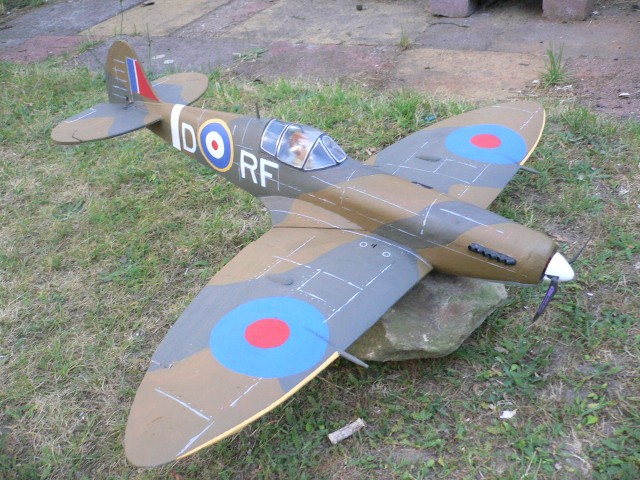 Hallo zusammen!
Ich wollte noch mal ein Foto der fertigen Spitfire senden!
Sie fliegt einfach fantastisch!!  Nochmals vielen Dank f�r diesen tollen Bausatz.
Mfg: Georg R�er 