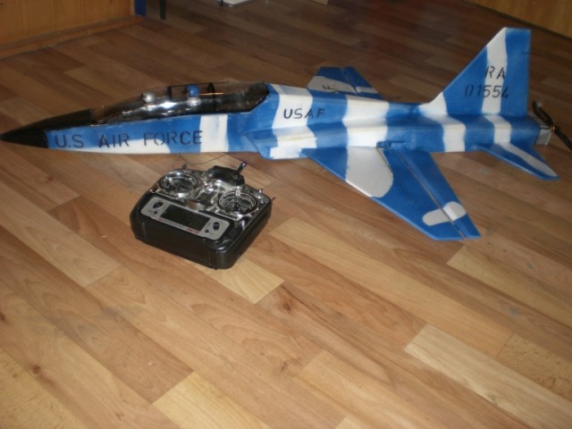 Akku: 11,1V 1500 mAh
Motor: 150W Brushless Motor
Regler: 25A max. 30A
Servos: 3 stk. je 9Gr.
Fluggewicht: 435 Gr.