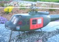 Guten Tag,

anbei wie versprochen Fotos meiner Bell UH-1D.

Die Mechanik ist eine SJM-Mechanik, die ich in einigen Punkten modifiziert habe, damit sie in den Piccolo-Rumpf passt. So habe ich unter anderem das Riemenheck entfernt und durch eine GWS-DD-Heck ersetzt. Das Chassis ist nach Entfall des Heckrotorabtriebes niedriger geworden, die Domlagerung neu angefertigt worden. Ansonsten sind Originalteile verwendet worden. Hier noch einige technische Daten:

Basismechanik: SJM-Sparrow (Vertrieb www.flymex.de oder www.daddies-finest.de)
Motor: SJM-Brushless
Regler: Xenon 25
Servos: TS 3xS3107
Kreisel: ACT Pico SMM
Heckmotor: GWS-DD mit 3x2 Prop
Regler: Digi12
Rotorbl�tter: Blattschmied CGT 240mm
Rotordurchmesser: 540mm

Das Abfluggewicht betr�gt 600g. Der Heli ist nicht gewichtsm��ig optimiert worden. Die 600g werden vom Antrieb und der Mechanik aber problemlos bew�ltigt. Die normalen Abfluggewichte des SJM-Sparrow mit Trainerhaube liegen je nach Akkuausstattung zwischen 480 und 520g. Der Heckmotor hat allerdings einiges an Arbeit zu leisten und wird ziemlich warm. Zu K�hlzwecken lasse ich den Luftstrom �ber den Motor streichen. Der Rotorstrahl wird durch das Seitenleitwerk aber stark abgebremst, so dass die Heckfunktion nicht ganz optimal ist. Das DD-Heck werde ich noch gegen ein Brushless-Heck austauschen. Erste Versuche mit einem selbstgewickelten LRK-Brushless und GWS3x2 Prop sind vielversprechend.
