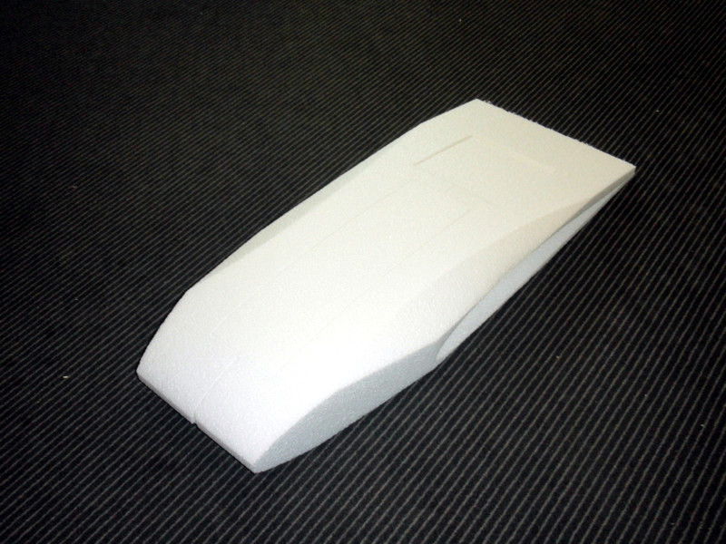 Innenfach-Teile werden nach Wunsch beschnitten und teilweise wieder eingeklebt.