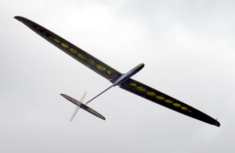 265gr. Fliegt sehr gut . Grusse Gerrit Korblet