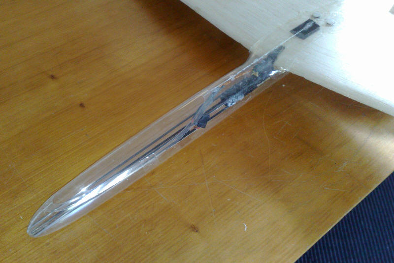 Klettnband zur Haubensicherung. Der Schwerpunkt passt so, es ist immer noch Platz nach vorne zur Schwerpunkteinstellung.
Die 6gr-Servos sind zu dick mit 12mm, 10mm dicke Servos könnten in der 12mm dicken Fläche kpl. verschwinden.