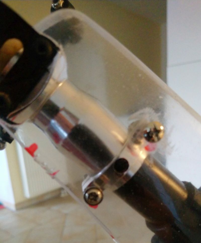 105 Halter aus Stehbolzen angepasst - diese klemmen gleichzeitig mit ihrem Gewinde die Rotoraufnahme fest (105)