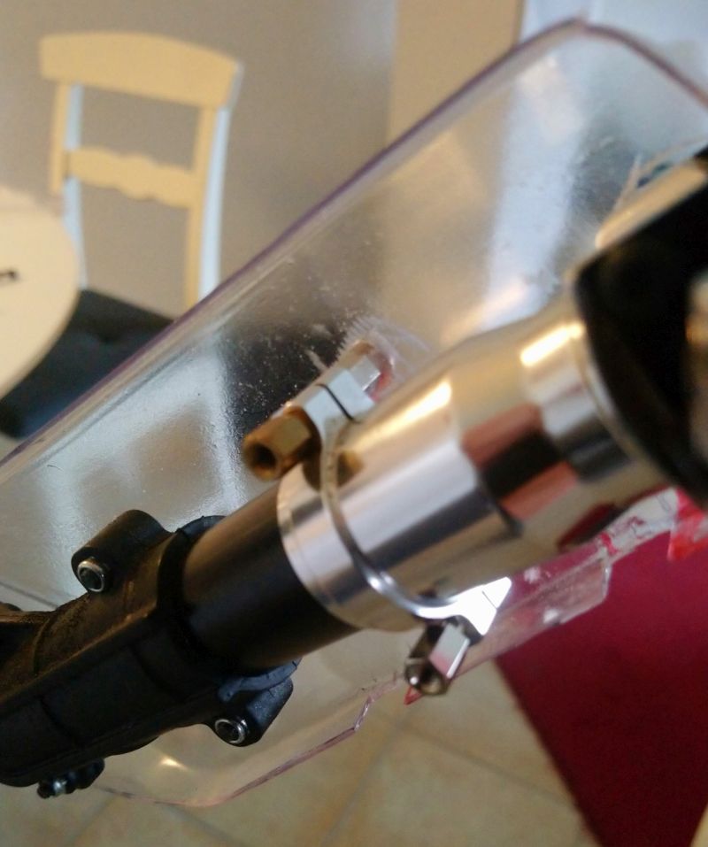 106 auf der Gegenseite ebenfalls Stehbolzen für die zweite Rumpfhälfte (106)