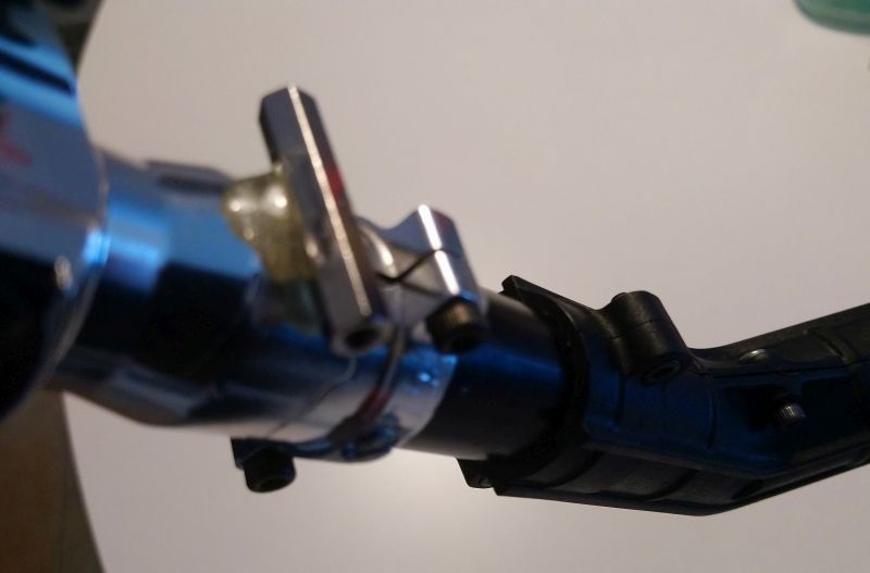 117 hintere Aufhängung nochmal geändert - Gewindebolzen mit Epoxy eingeklebt zur Rumpf befestigung... (117)