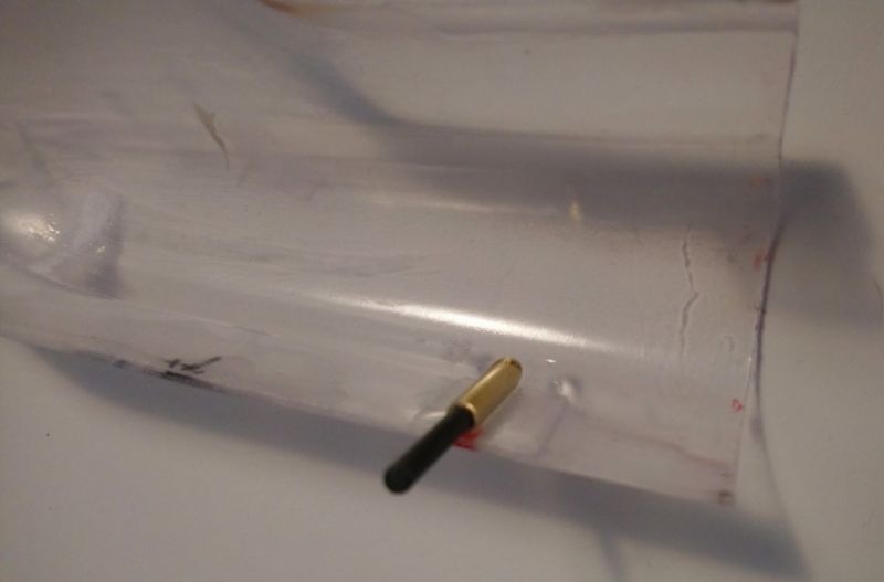 119 um den Rumpf gut zu verbinden wurden Messingrohre und ein Carbonstab eingeklebt...(119)