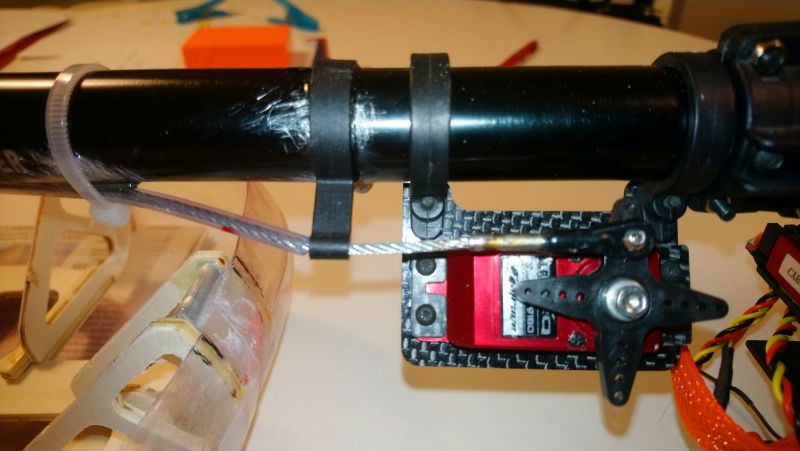 129 geführt durch den früheren Halter für Gestänge und durch 8-Kantrohr - beides mit Epoxy verklebt(129)