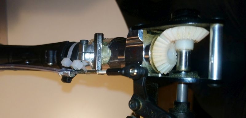 137 ... die Kabelbinder dienen zum vorläufigen Halten-aus der Klemmhülse kann der Zug später ausgehangen werden (137)