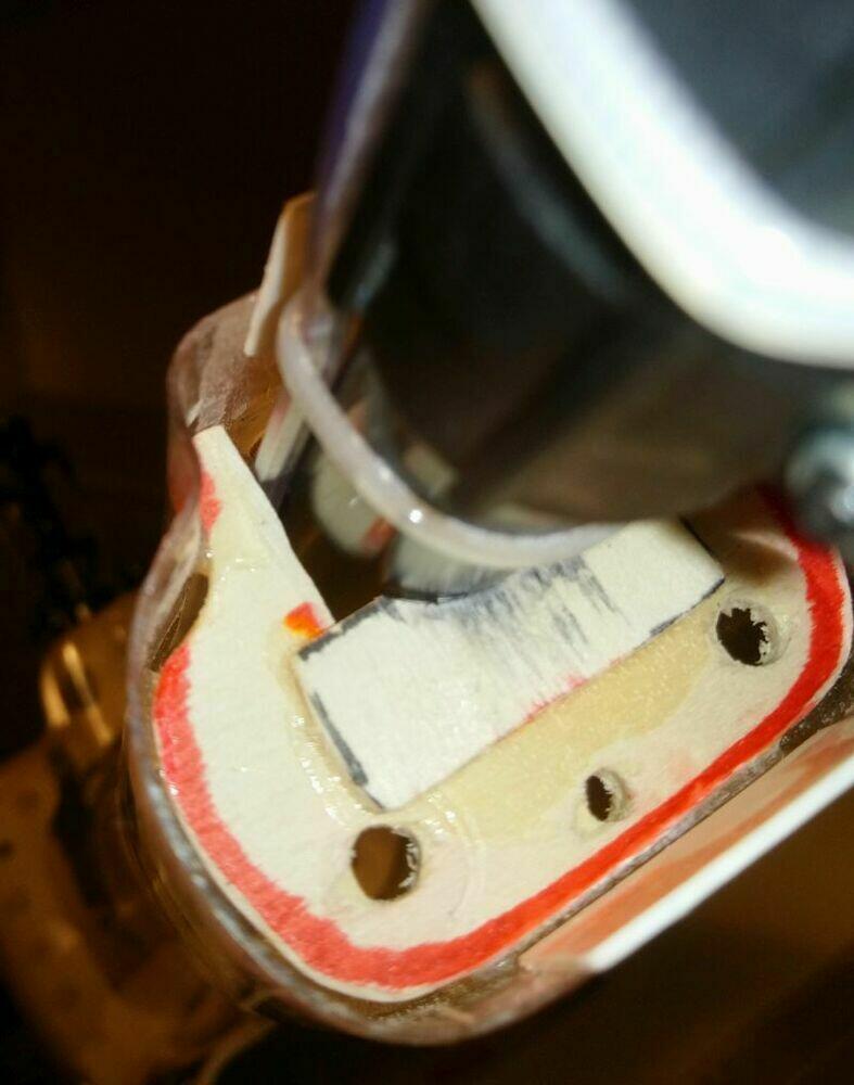 139 der Kabelbinder hält den Zug nur auf Niveau des Getriebes und dient nicht zur Befestigung (139)