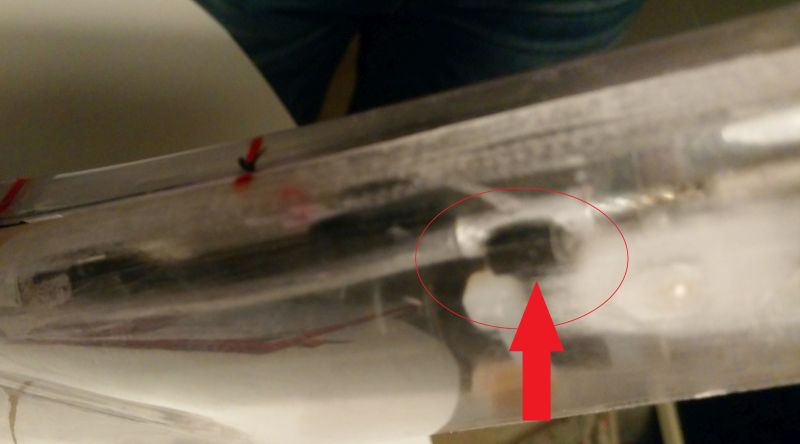 144 wie sich herausgestellt hat hält der Rumpf den Halter gegen Verdrehen fest. (144)