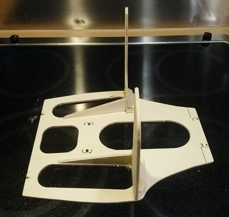 17 hintere Grundplatte mit vorderen Spanten verkleben