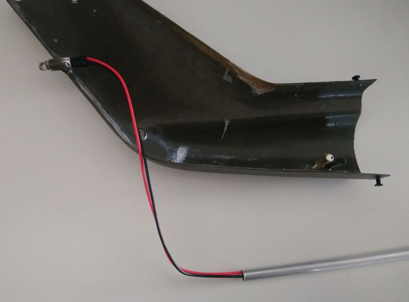 194 ...welches dann durch die Spanten des Heck-Rumpfes geführt wird (194)