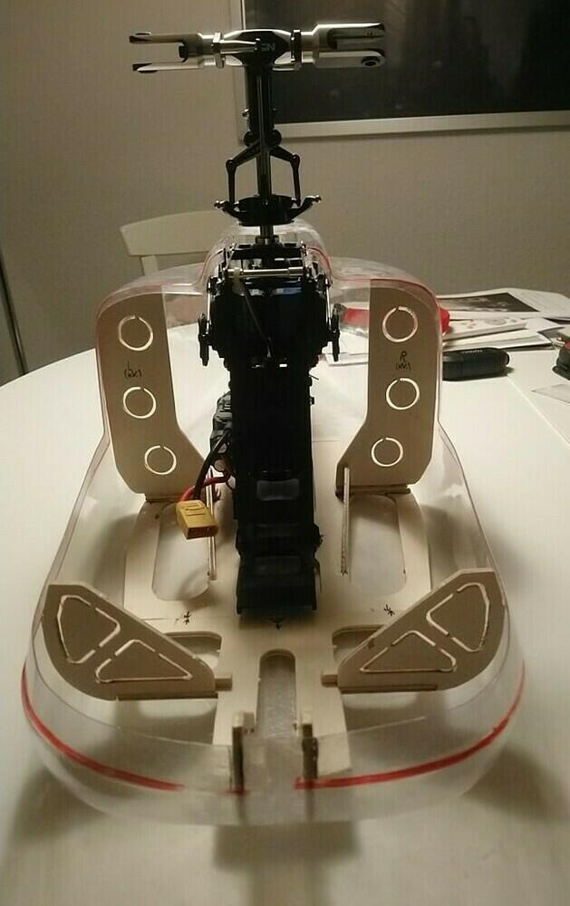 27 hier sind die hinteren Spanten bereits mit Hilfs-Spanten und 2 x Rest von Ausschnitten verklebt und unterlegt (27)