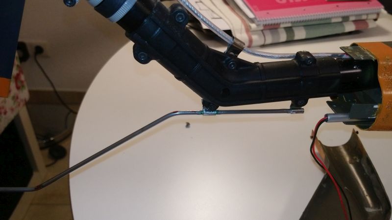 271 Die Schellen sind in der Mitte des Heckgetriebegehäuse mit verschraubt und abnehmbar (271)