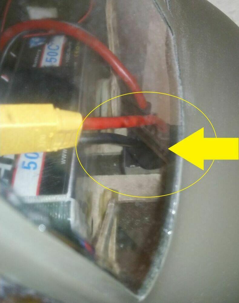 279 ...von innen gesehen - da ist dann der XT90-Stecker für den Akku und einer zum ESC (279)