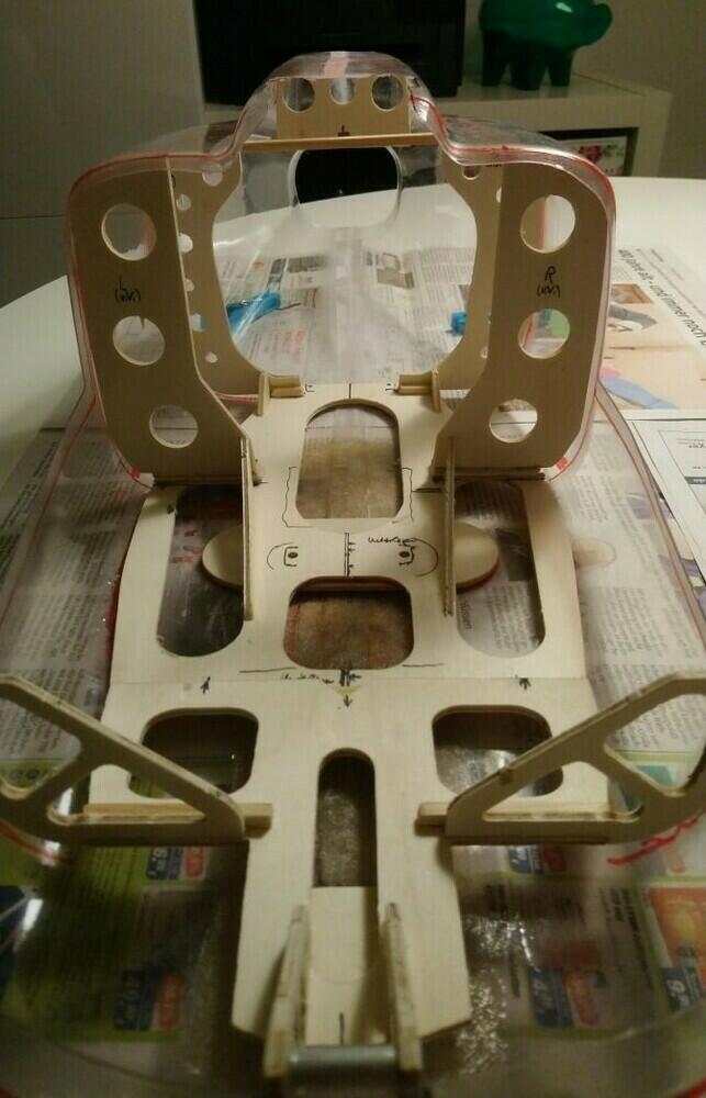 52 hintere Grundplatte an Boden eingeklebt - Spanten noch nicht (52)