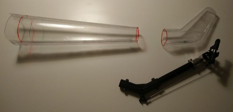 63 Heck-Ende getrennt - damit Heck-Höherlegung später zugänglich bleibt und Heckrumpf angebracht werden kann (60)