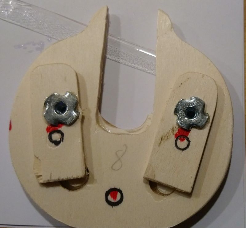 72 eine dritte Mutter kommt noch unten mittig hinzu - damit kann der Rumpf ohne spachteln fixiert und in alle Richtungen ausgerichtet werden (72)