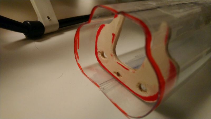 77 hier muss noch ausgelotet werden wieviel Platz für Verbindungen oder Führungen gebraucht wird (77)