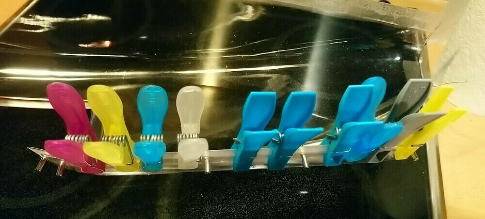 8b Magnete verteilen den Kleber und fixieren (6)