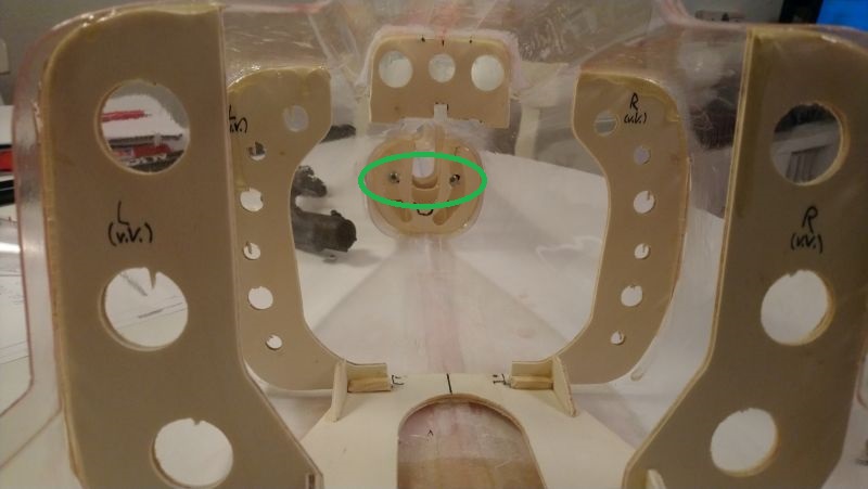 96 jetzt funktionieren die Schrauben bestens - das Heck sitzt bombenfest und gerade (96)