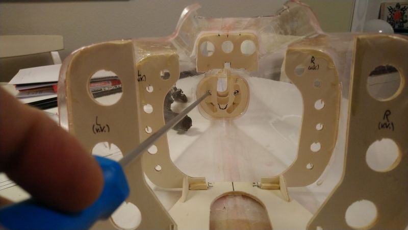 98 mit einem langen Schraubendreher - magnetisch - lassen sich die Schrauben einführen (98)