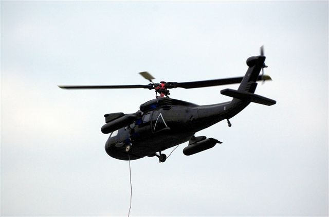 Hallo, endlich gibt es auch mal Bilder im Flug von der UH-60.
Ich fliege sie immernoch mit Direct-Drive Heck. Das funktioniert prima.Ist
einfach ein herrliches Flugbild....
Grüsse  Sascha