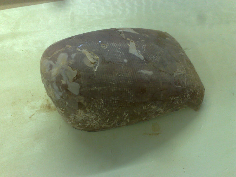 Zerbrochene Haube mit Tesa von AUßEN in die ursprüngliche Form bringen. Es dürfen auch viele  Lagen sein, Hauptsache von innen so glatt wie möglich. Ev. Löcher durch fehlende Teile NICHT auffüllen, nur wie s.o. mit Tesa abdecken.