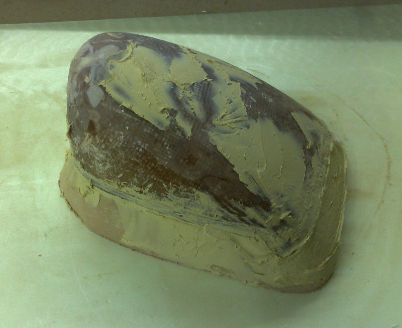 Oberfläche nachspachteln.  Hochglanz ist nicht notwendig bzw. sogar nicht erwünscht. Bei Schleifen mit 400er Papier wird das Tiefziehteil klar. Die Schleifriefen des 400er Papiers reichen aus, das die Luft noch unter dem Teil weggesaugt werden kann. ...