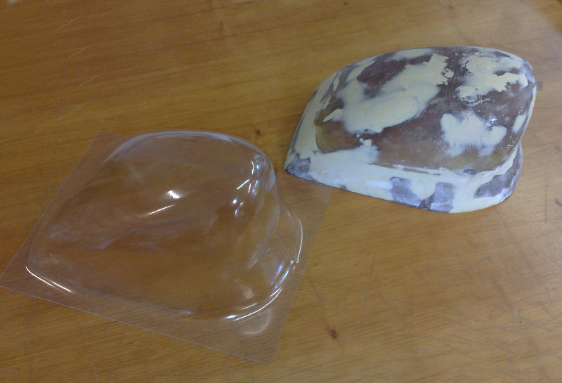 Trotz falschem Oberflächenaufbau (siehe Text 2. Bild) und viel Nachspachteln doch noch ein annehmbares Ergebnis.
Das Altteil wurde mir bereits mit einer ersten Schicht Glasgewebe angeliefert.
Wenn man hieraus ein Teil mit perfekter Oberfläche erste...