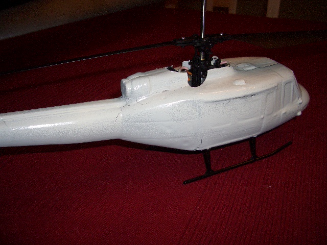 Die oberen Ausschnitte können bei der 222 und bei der UH1D auch wesentlich kleiner gemacht werden wenn man vor der Montage die Blatthalter entfernt.