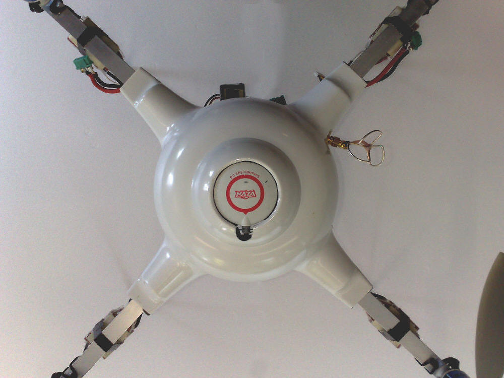 Das GPS-Modul ist fest auf dem Rahmen montiert, in der Haube ist ein entsprechedes Loch.