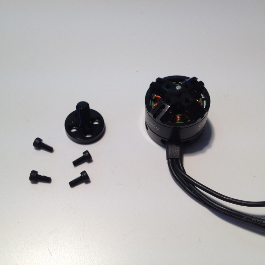 Die Aufbau-Reihenfolge ist an vielen Stellen sehr beleibig. Ich beginnen immer mit den Motoren und deren Prop-Aufnahme. Dazu die KURZEN Schrauben aus dem Schrauben-Set.