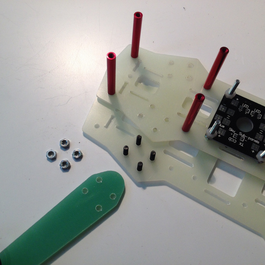 Mit den LANGEN Schrauben aus dem Schraubenset die beiden unteren Platten und die Arme verschrauben. Ich sichere die Muttern mit einem kleinen Tropfen Sekundenkleber.