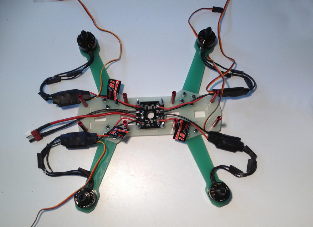 Jetzt wird es Zeit festzulegen, wo vorne und hinten sein soll. Akkuanschluß am günstigsten nach hinten. Nicht zu kurz machen! Abschneiden kann man immer noch.