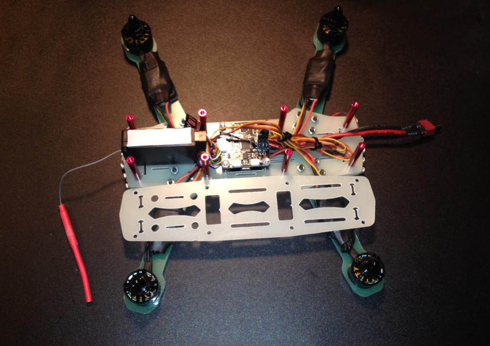 Obere Platte verschrauben. Achtung, ....