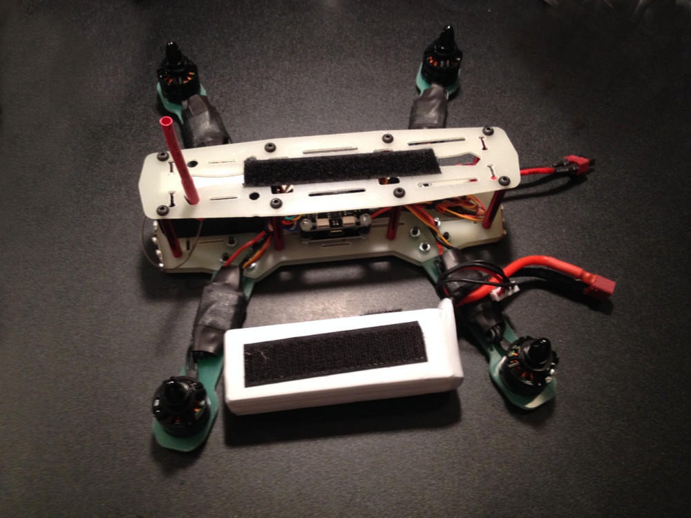 Der Akku sollte mit Klettband UND Spanngurt gesichert sein. Wir wollen ja schließlich heftig fliegen. :-)