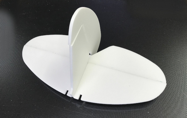 Leitwerke verkleben. Ausrichten ist durch die Verzapfung ganz einfach.