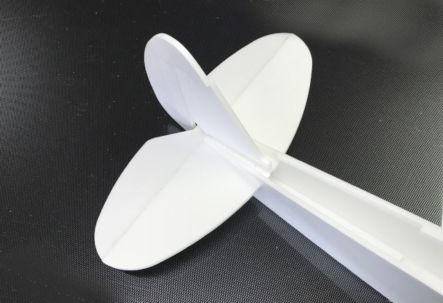 Leitwerke ausrichten und verkleben. Durch diese offene Bauweise wird der Anlenkungseinbau sehr einfach zugänglich.