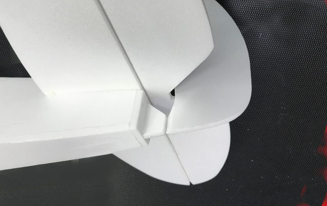 Untere Seitenruder-Verbindung anpassen und verkleben. Scharnier mit ein wenig Tesa verstärken.