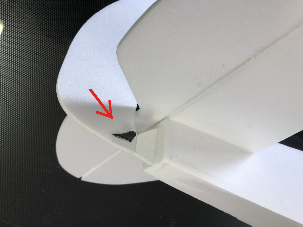 Ruderhorn Seitenruder, einschlitzen, mit Styro-Sekundenkleber oder Epoxy einkleben