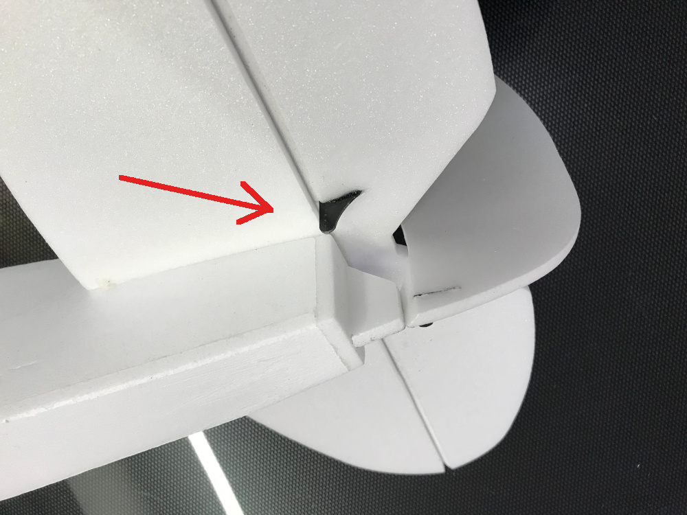 Ruderhorn Höhenruder, einschlitzen, mit Styro-Sekundenkleber oder Epoxy einkleben