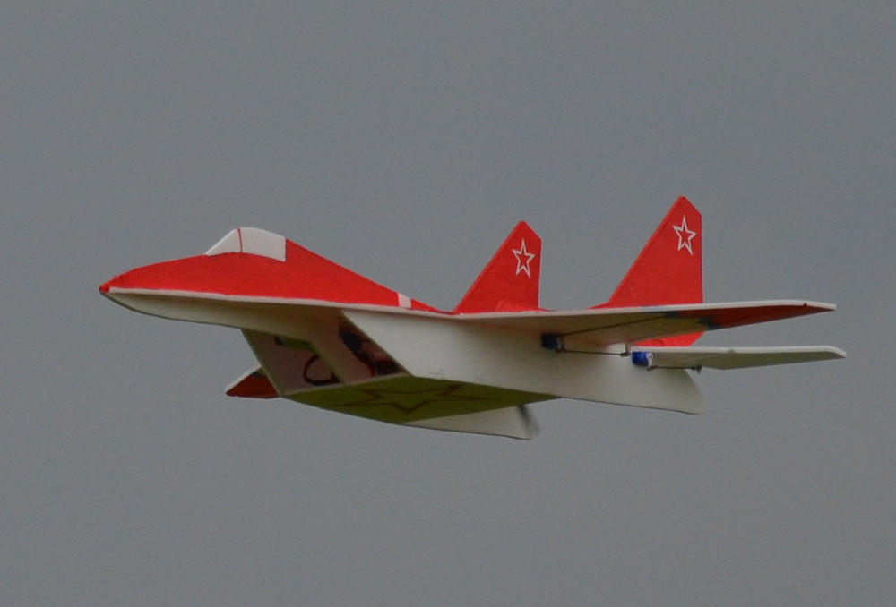 Das Modell ist sehr schön und fliegt super.  Viele Grüße Jörg K.