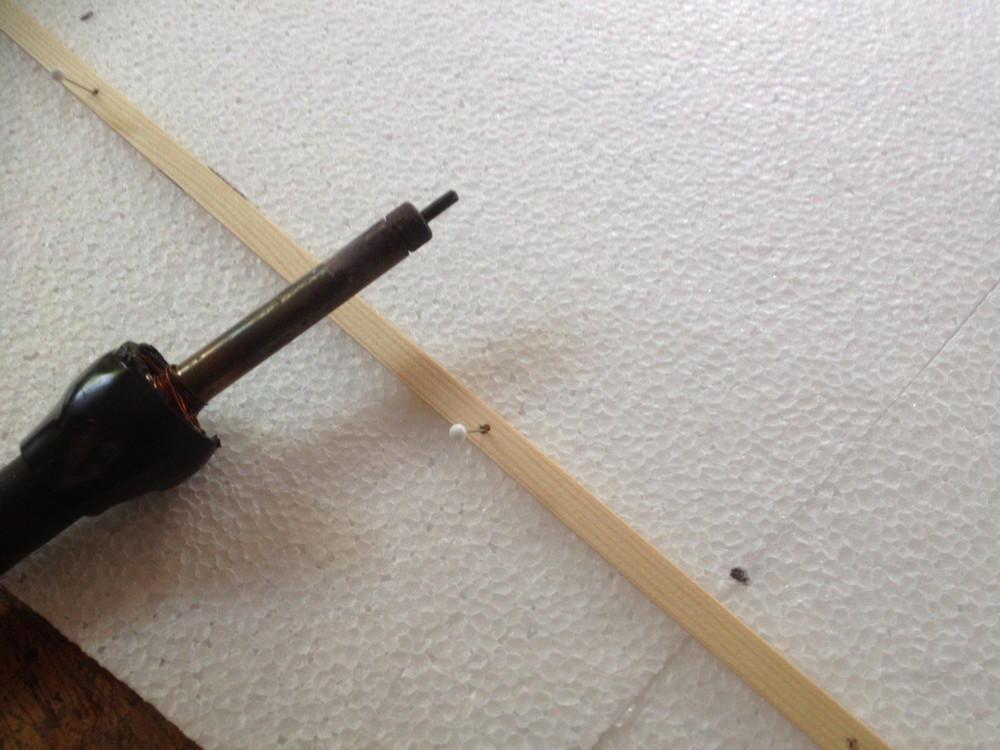 Kiefernleiste als Führung anheften. Mit Lötkolben wird der Holmschlitz eingeschmolzen.