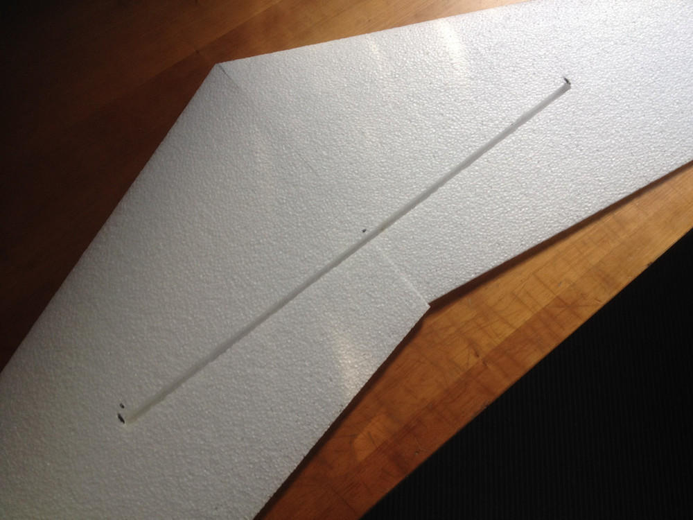 Schitz einschmelzen. Der Holm muß ohne Spannung in den Schlitz einzulegen sein.