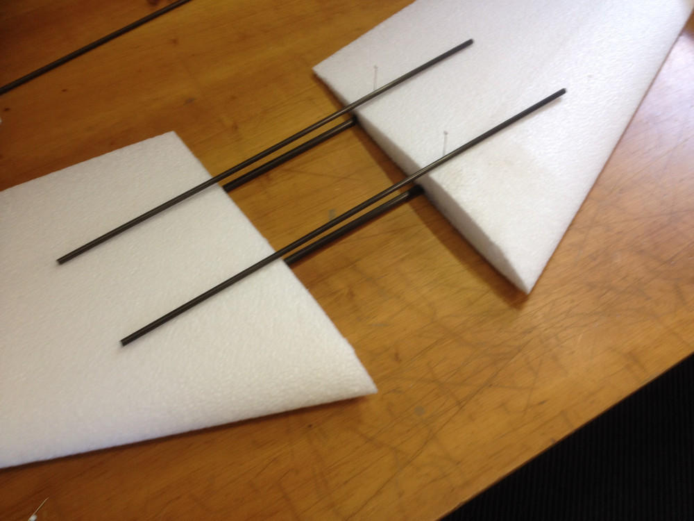 Steckungsrohr kommt in den Rumpf, Kohlestab geht durch Holme und Rumpfsteckung.