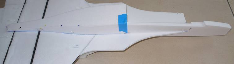 Einkleben eines 2ten Hilfsholms zur Abstützung der Fahrwerkshalterung.  Erst danach die Rumpfseite erst auf der Oberseite verkleben mit dem Rumpfdeckel als Schablone
