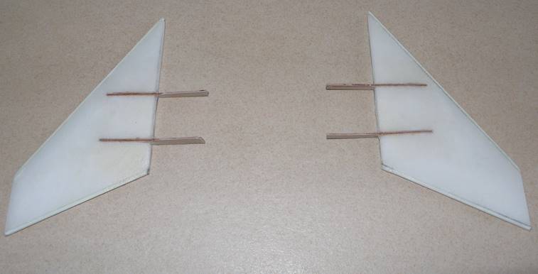 Vorflügel an Vorder- und Rückkante mit 2mm Glasfaser-Rundstab verstärken und mit 50gr-Glasmatte und Epoxi belegen.  Sperrholz-Winkelbrettchen ( 6° ) einkleben.