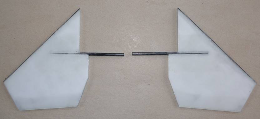 Elevons mit 3mm Carbon Halbrund-Stäben an der Nasenleiste sowie Hinterkante mit 2mm Glasfaser-Stab verstärken.  Das Ganze mit 50gr Glasmatte überziehen.
